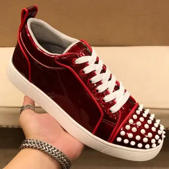 италианската марка, дизайнерски мъжки модни червена заострени обувки, обувки на плоска подметка с шнур, обувки с нитове, обувки от лачена кожа, обувки за певец, dj, обувки за сцена