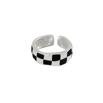 Малка и луксозно дизайнерско на едно гише и с неправилна форма пръстен в шахматна дъска модел от сребро 925 проба, женски пръстен